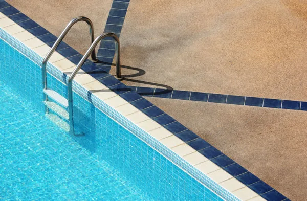 Pose de carrelage extérieur autour d'une piscine creusée dans un jardin privé, Villeneuve-d'Ascq, PILIA